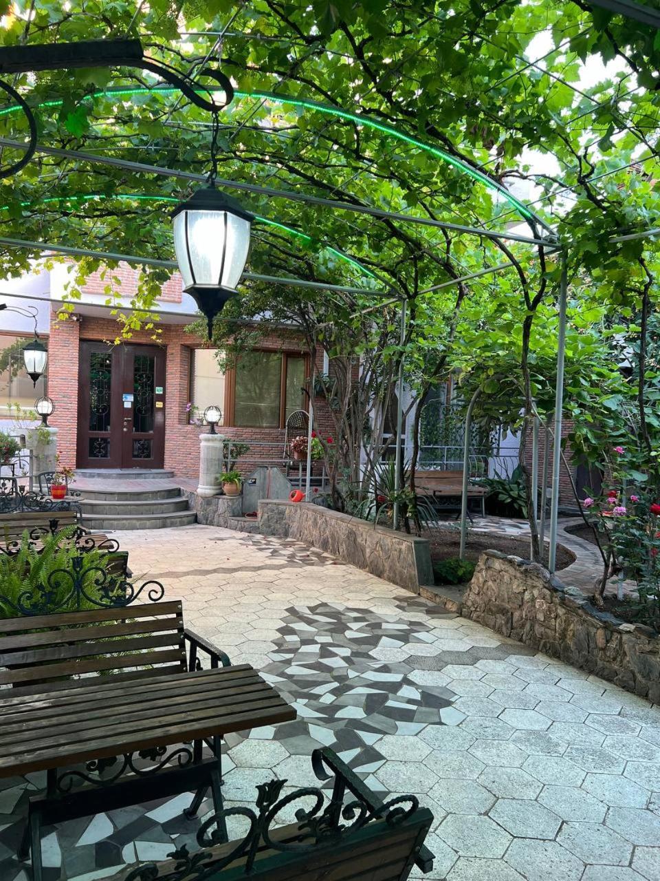 Hotel Livin Tbilisi Esterno foto