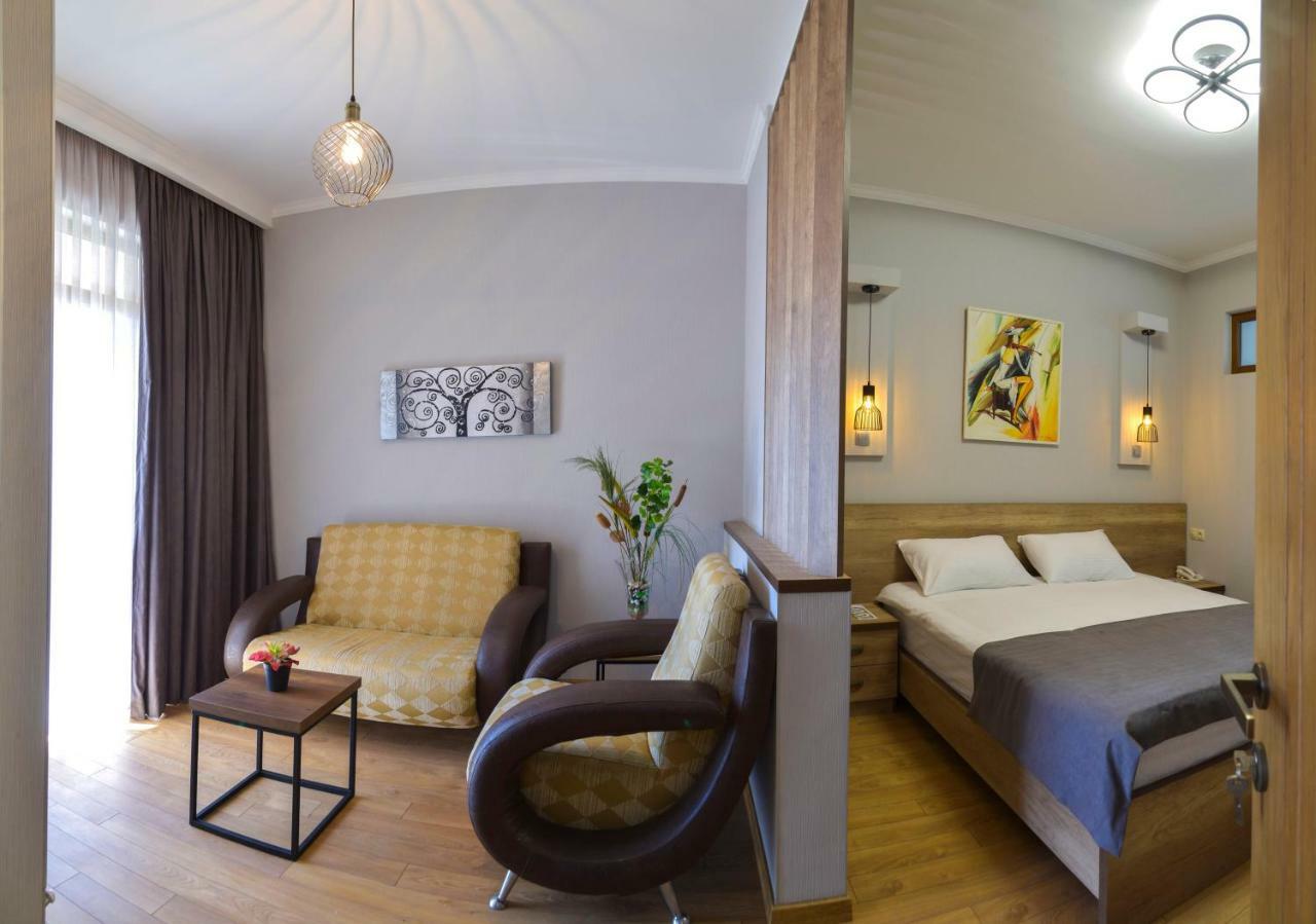 Hotel Livin Tbilisi Esterno foto
