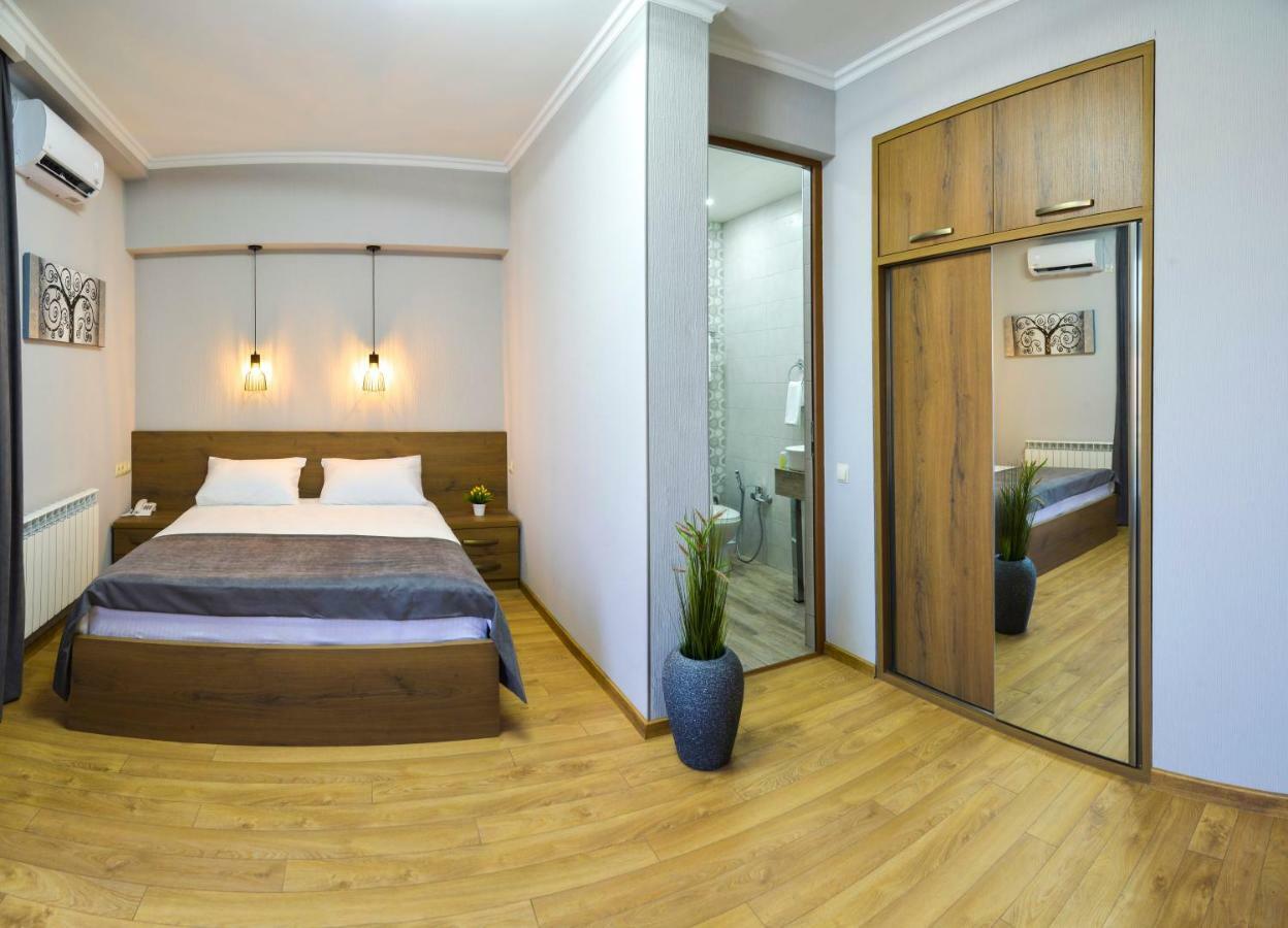 Hotel Livin Tbilisi Esterno foto