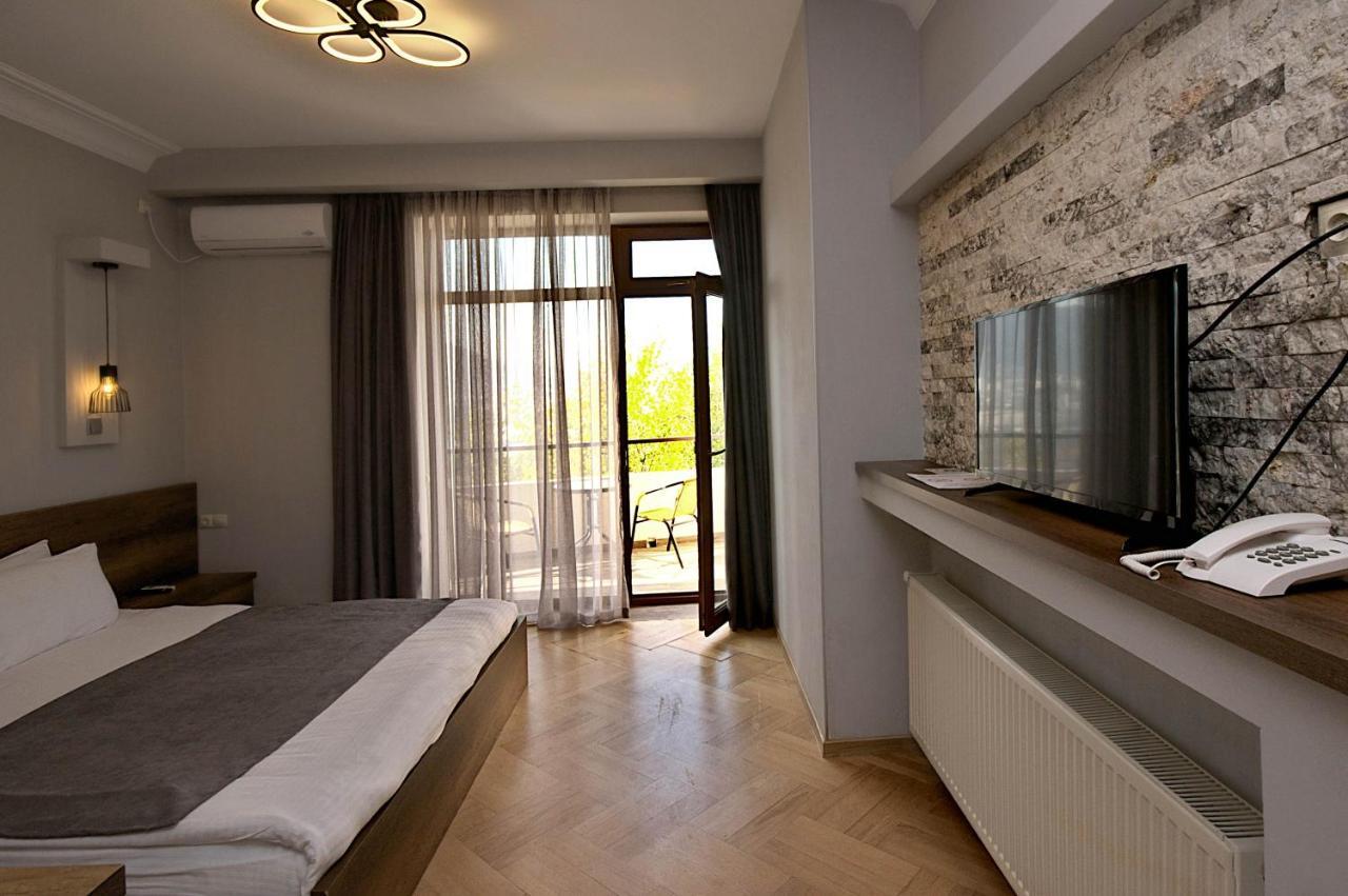 Hotel Livin Tbilisi Esterno foto