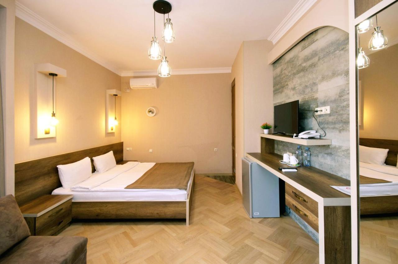 Hotel Livin Tbilisi Esterno foto